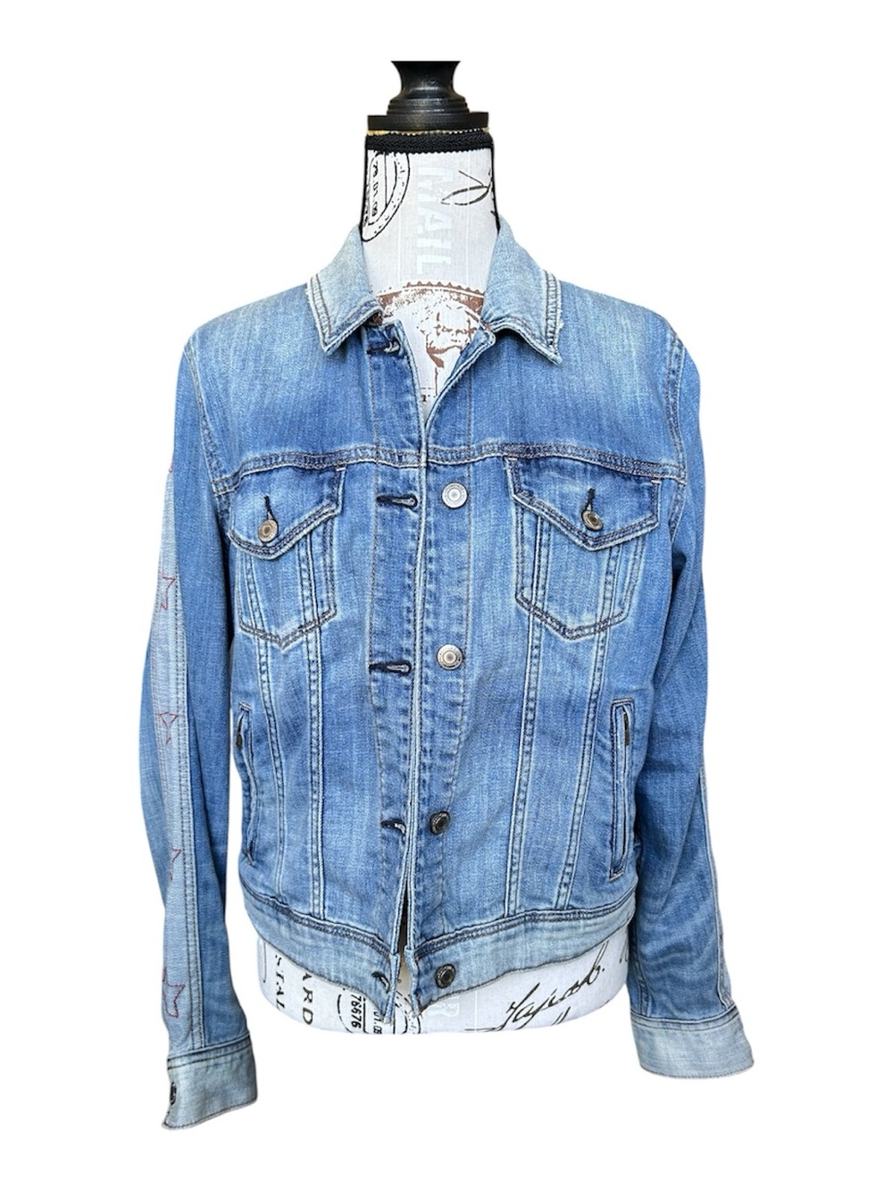 American Eagle Outfitter Denim Jean Jacket with Red Stars on sleeves size M - Picture 2 of 7